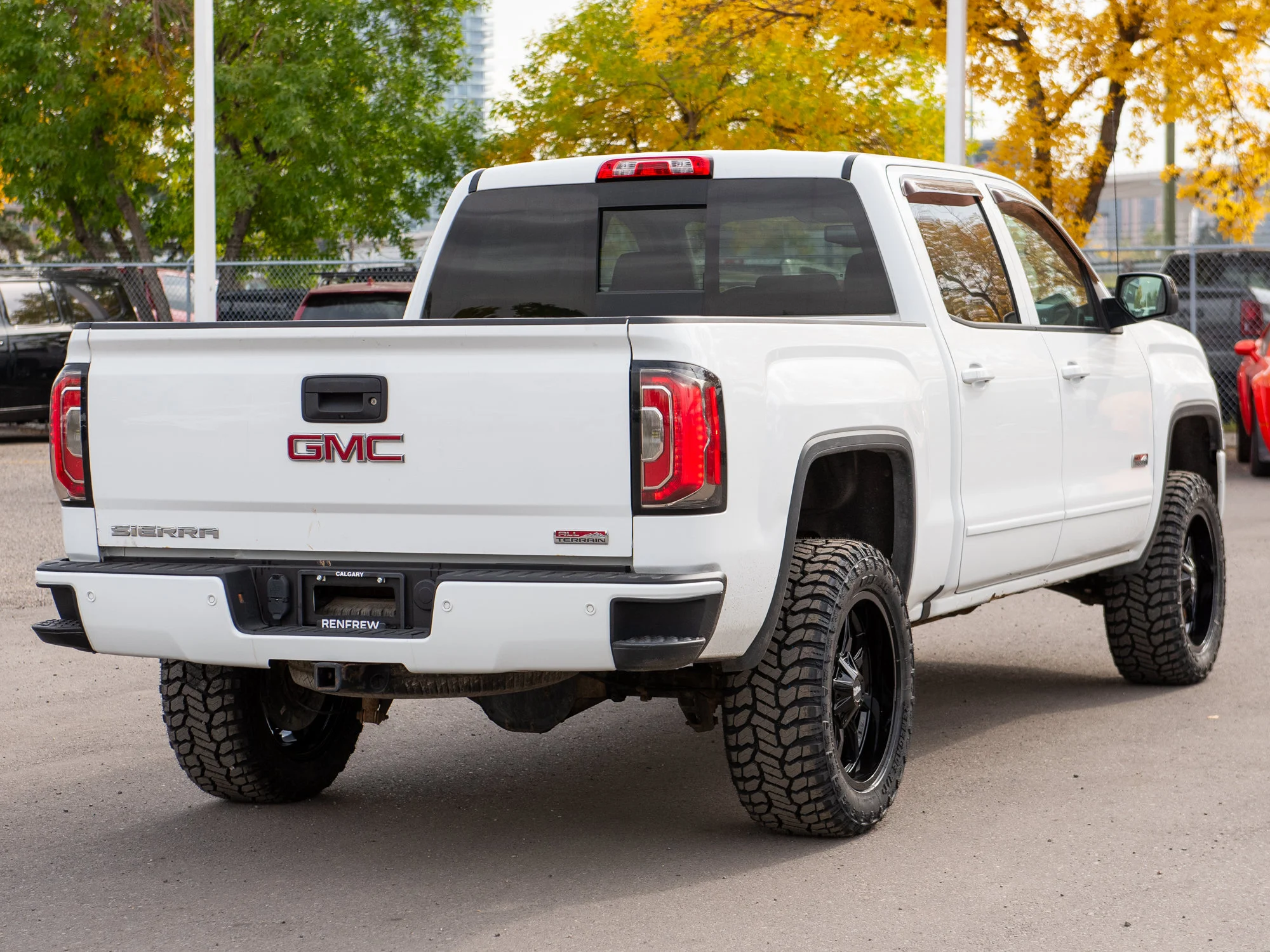 Used 2017 White GMC SLT* | Crew Cab | 5.3L V8 | Lift | New Tires/Wheels | Bose Sound System | image 16