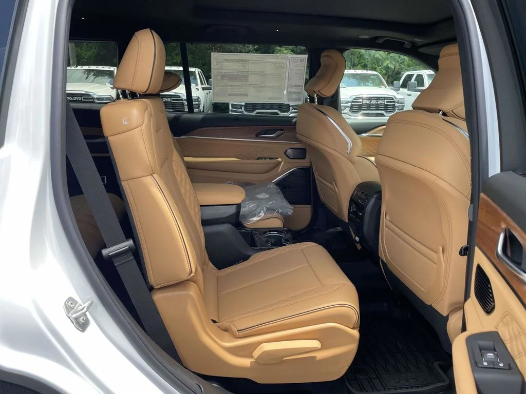 New 2026 Bright White Clear-Coat Exterior Paint Jeep Summit image 20
