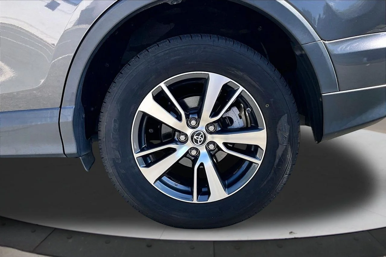 Used 2018 Gray Toyota XLE image 34