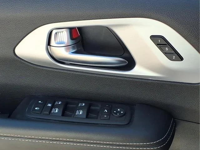 Used 2025  Chrysler Limited image 17