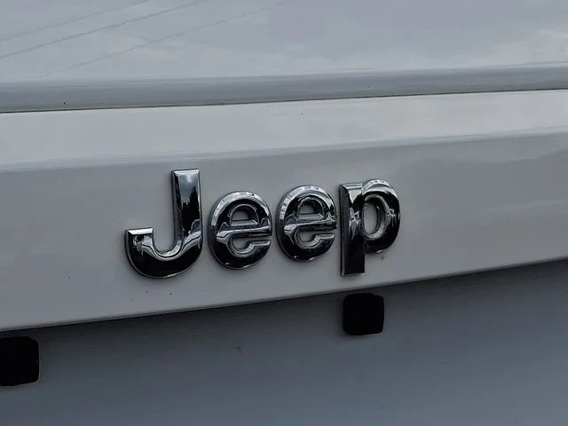 Used 2017 White Jeep Latitude image 32