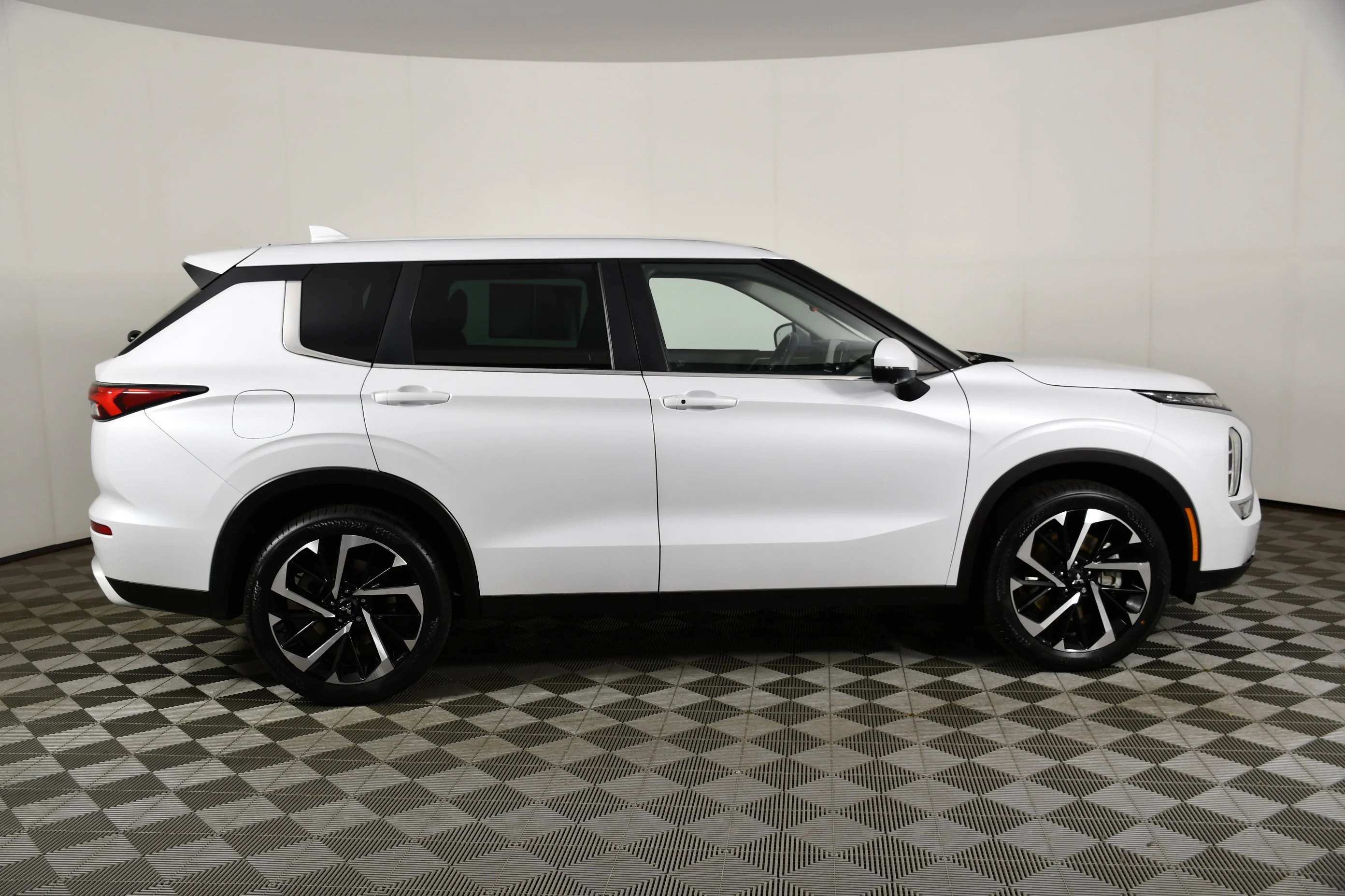 Certified Used 2023 White Diamond Mitsubishi SE image 5