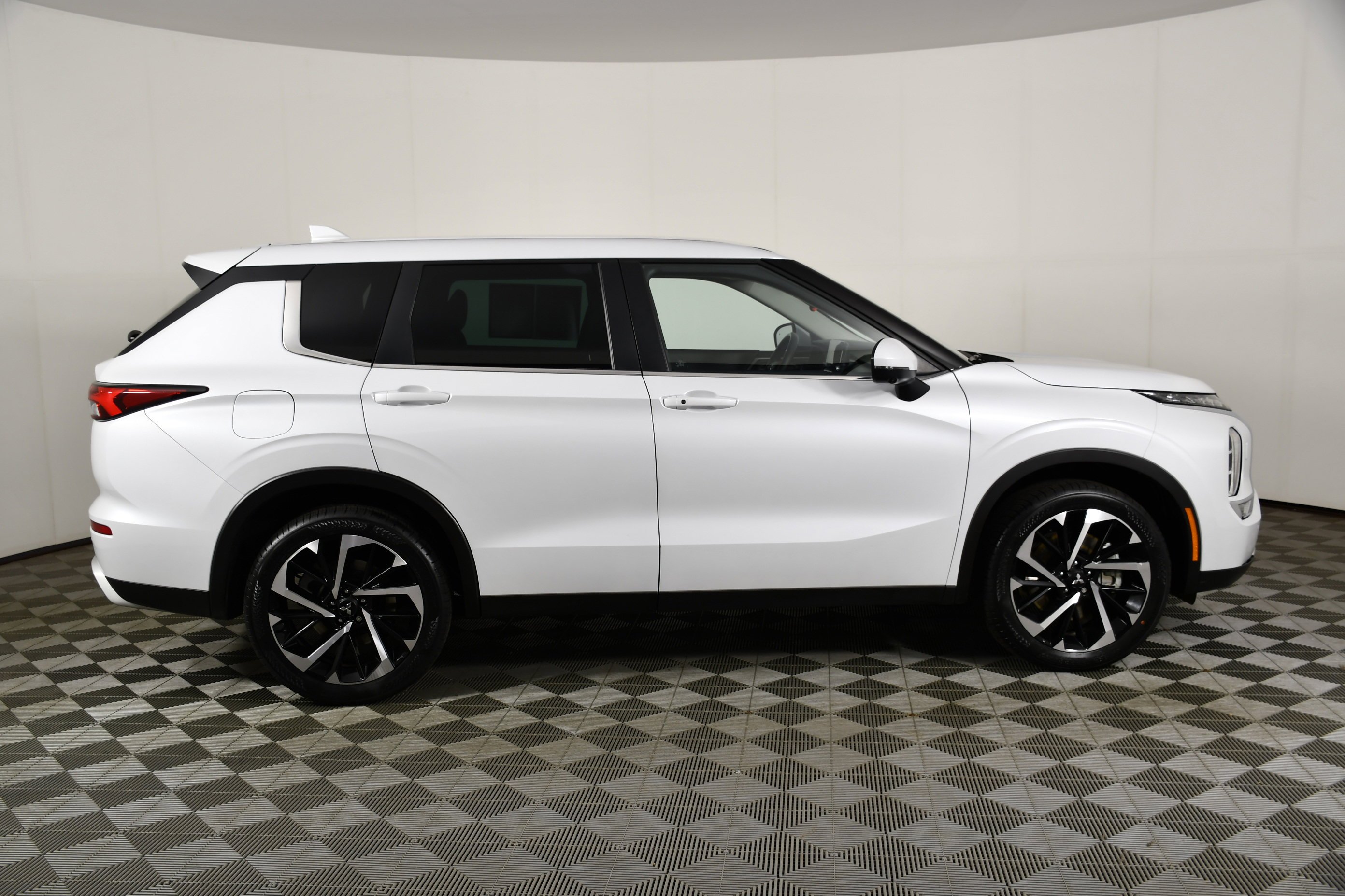 Certified Used 2023 White Diamond Mitsubishi SE image 5