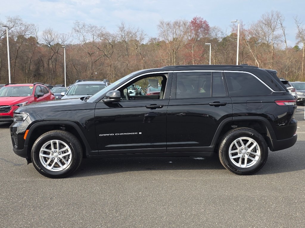 Used 2025 Diamond Black Crystal Pearl Coat Jeep Laredo X image 12