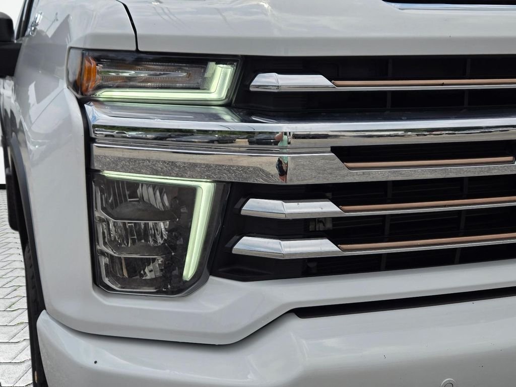 Used 2021 White Chevrolet High Country image 2