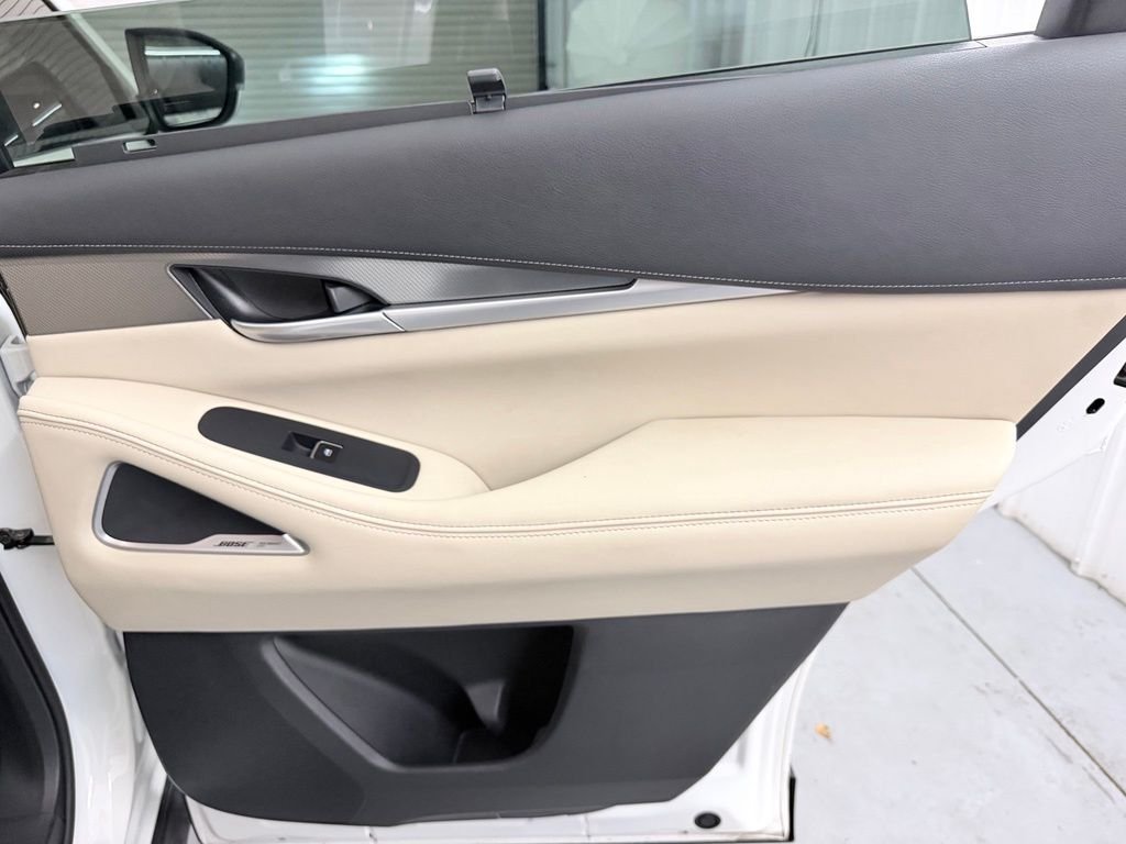 Used 2023 White INFINITI LUXE image 41