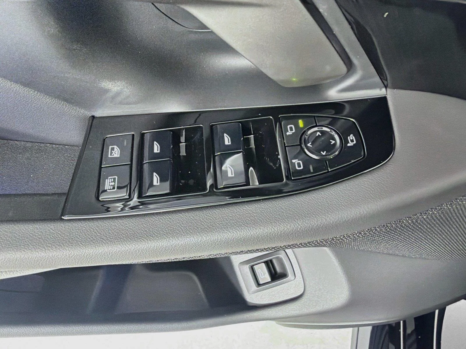 Used 2027 Carbon Black Metallic BMW  image 9