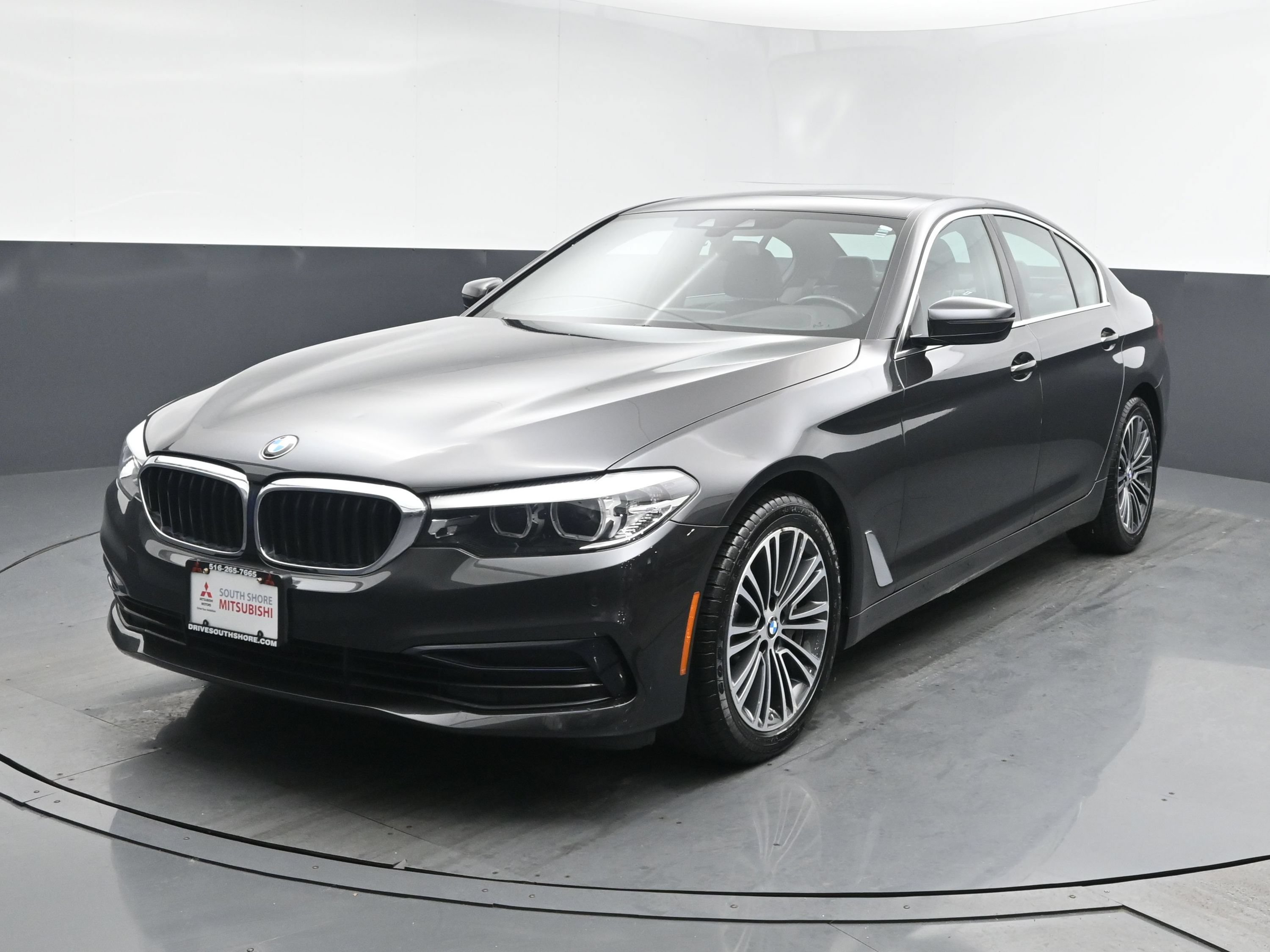 Used 2019 Dark Graphite Metallic BMW 530i xDrive image 1
