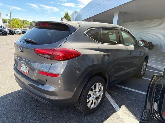 Used 2020 Gray Hyundai SE image 3