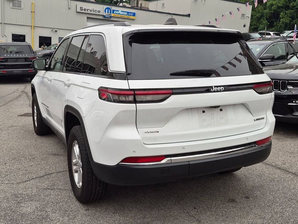 Used 2024 White Jeep Laredo image 9
