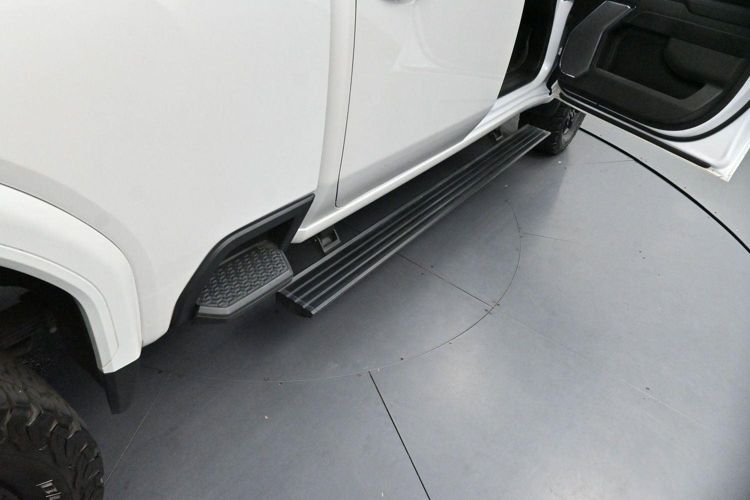 Used 2024 White Frost Tricoat GMC Denali image 9