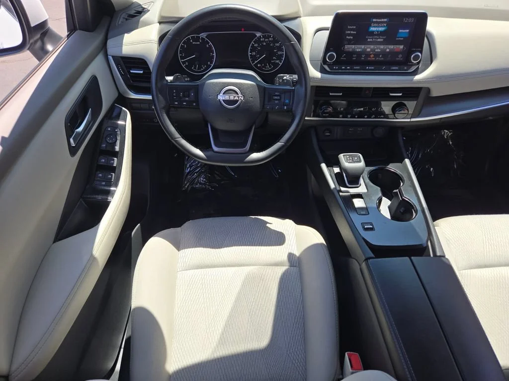Used 2025 Everest White Pea Nissan SV image 12