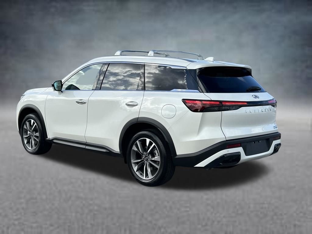 Used 2025 White INFINITI LUXE image 3