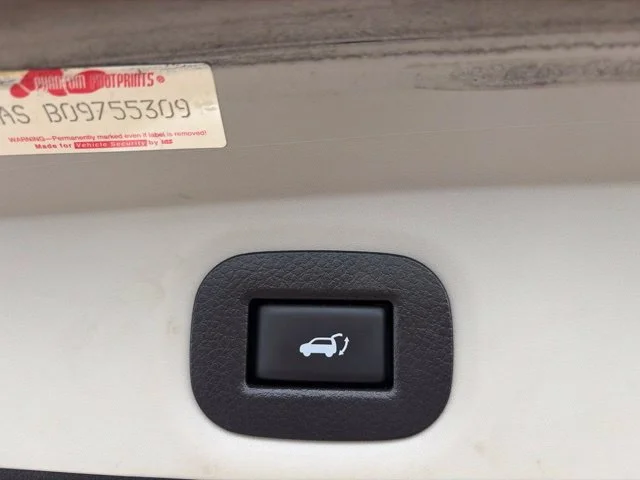 Used 2018 White Nissan SL image 19