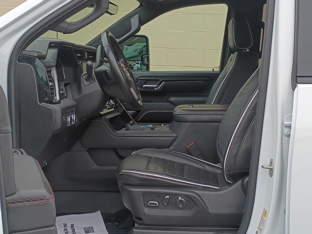 Used 2025 White GMC AT4X image 16