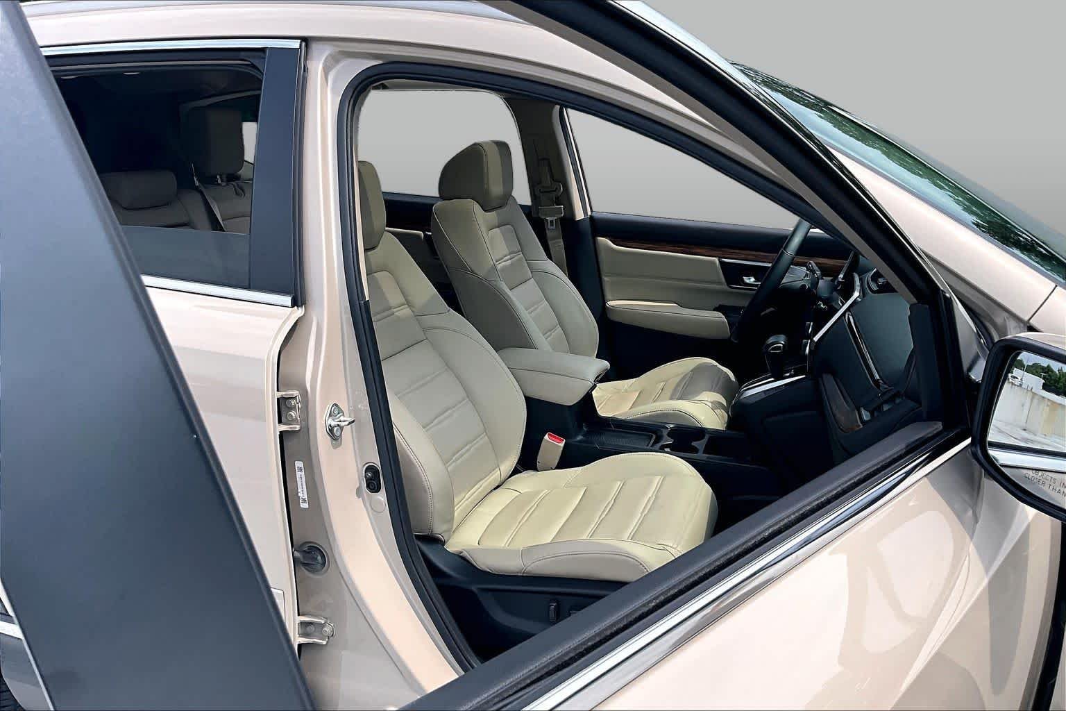 Used 2017 White Diamond Pearl Honda Touring image 9