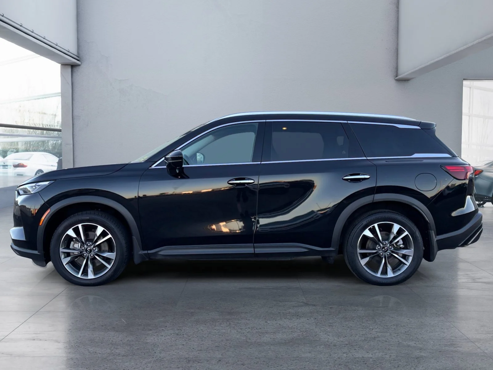Used 2025 Black INFINITI LUXE image 2