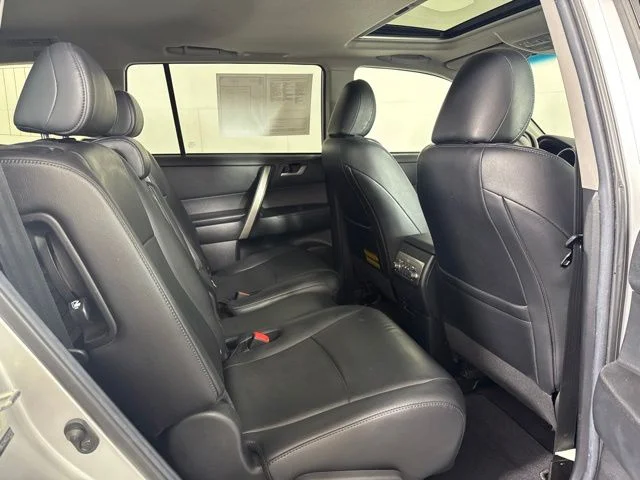 Used 2013 Classic Silver Metallic Toyota SE image 5