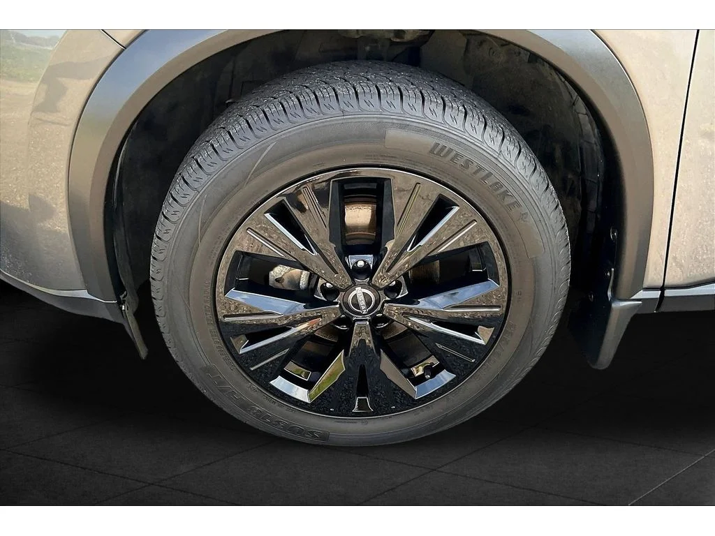 Used 2023  Nissan SV image 7