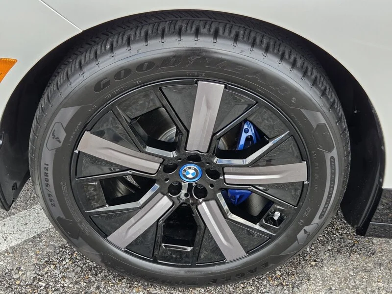 Used 2024 White Metallic BMW M60 SPORTS ACTIVITY VEHICLE image 26