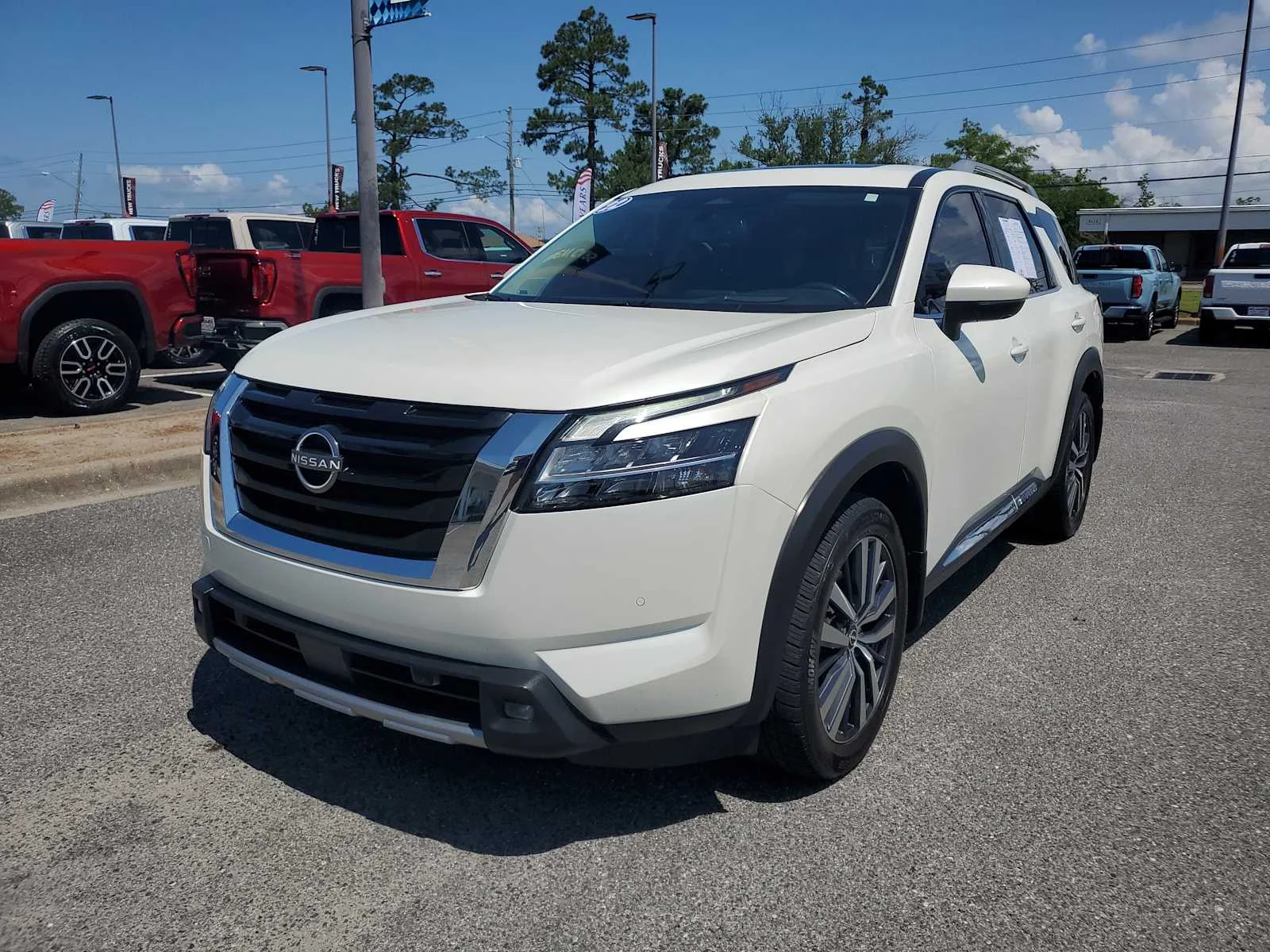 2022 Nissan Pathfinder Platinum 4WD's photo