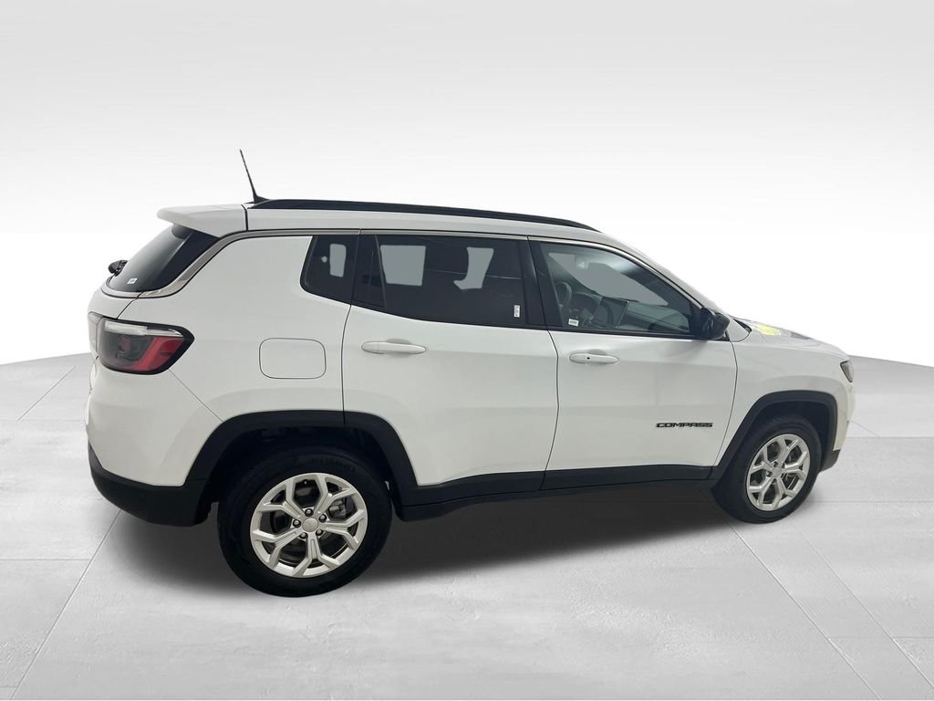 Used 2024 White Jeep Latitude image 6