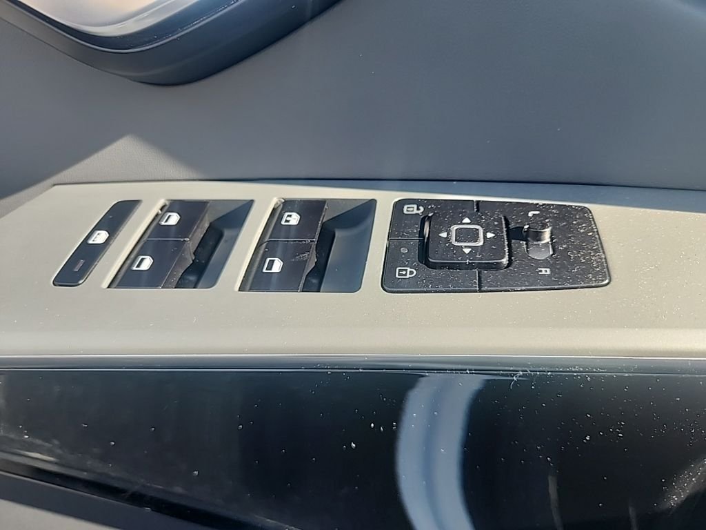 Used 2023 White Kia EX image 25