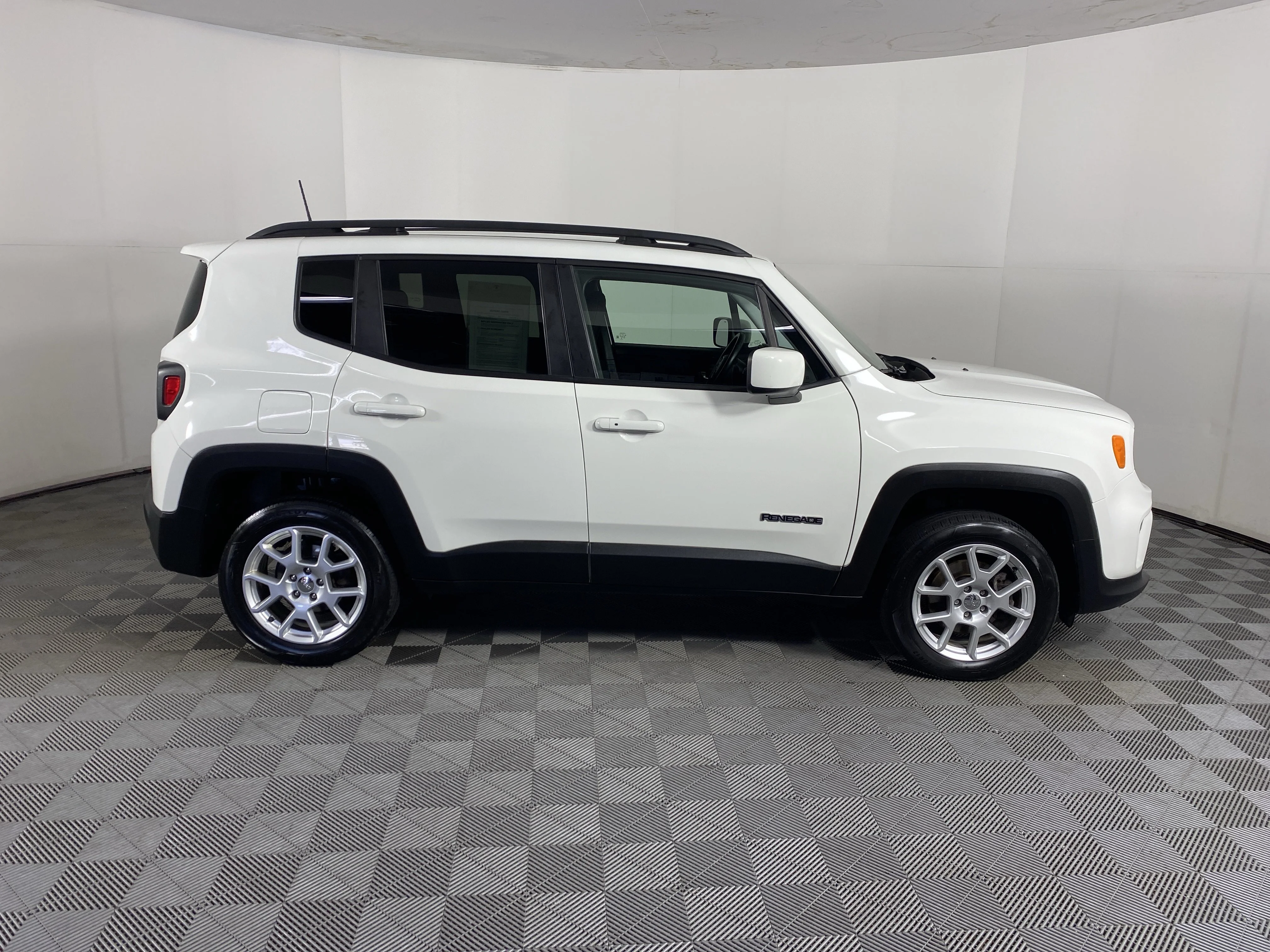 Used 2020 Alpine White Clearcoat Jeep Latitude image 6