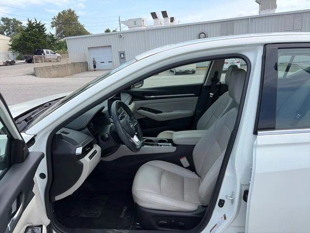 Used 2023 White Nissan 2.5 SL image 10