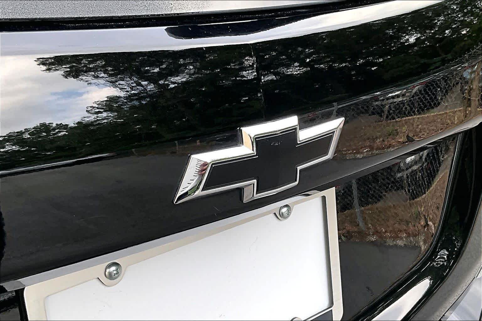 Used 2023 Mosaic Black Metallic Chevrolet RS image 31