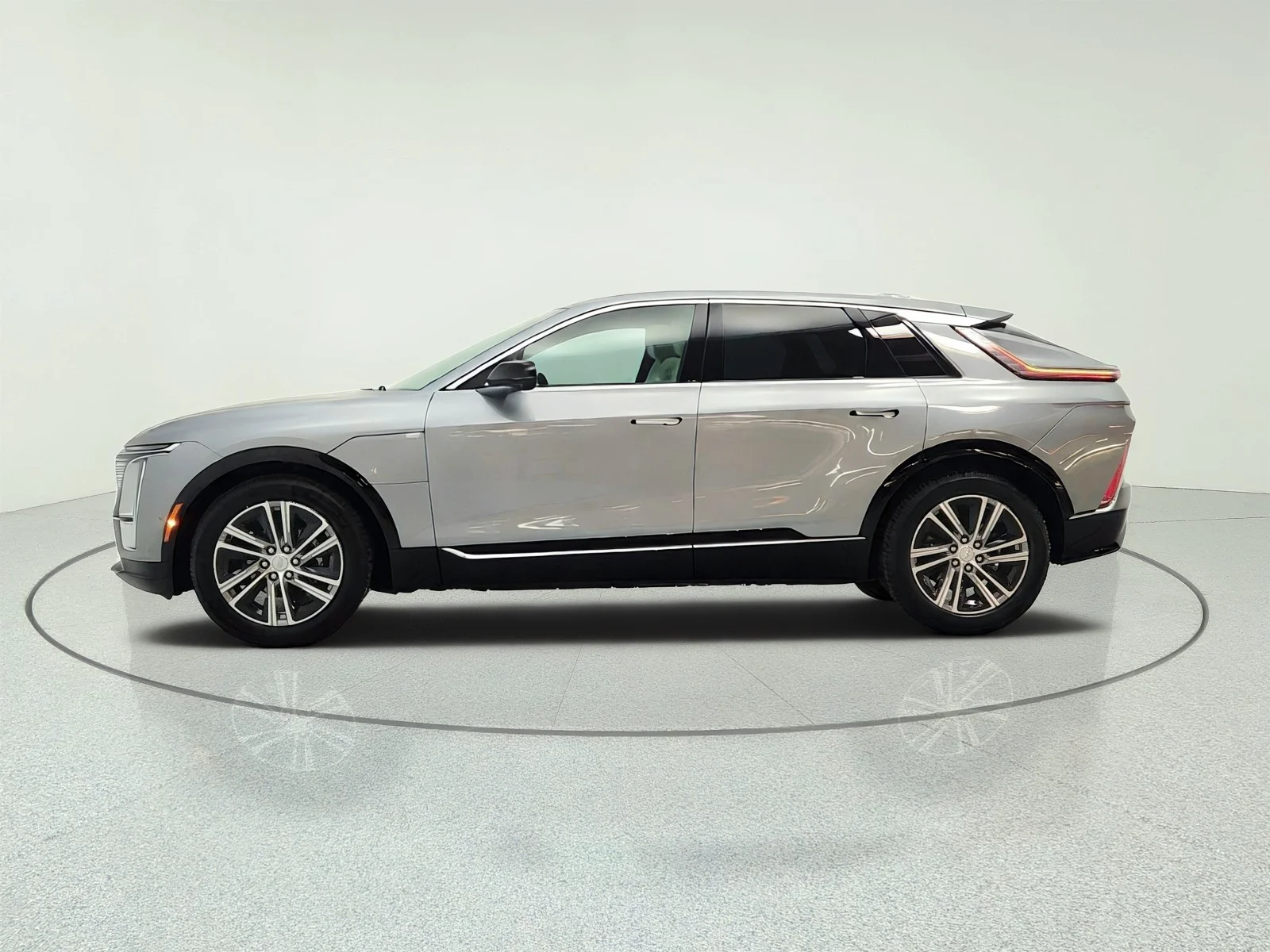 Used 2024 Argent Silver Metallic Cadillac Luxury image 8