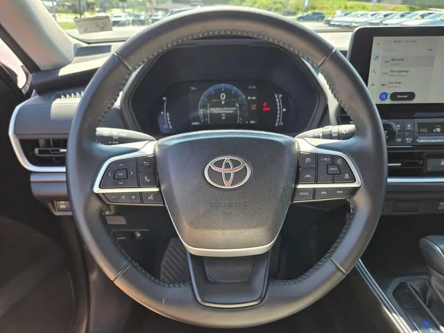 Used 2025 Silver Toyota XLE image 29