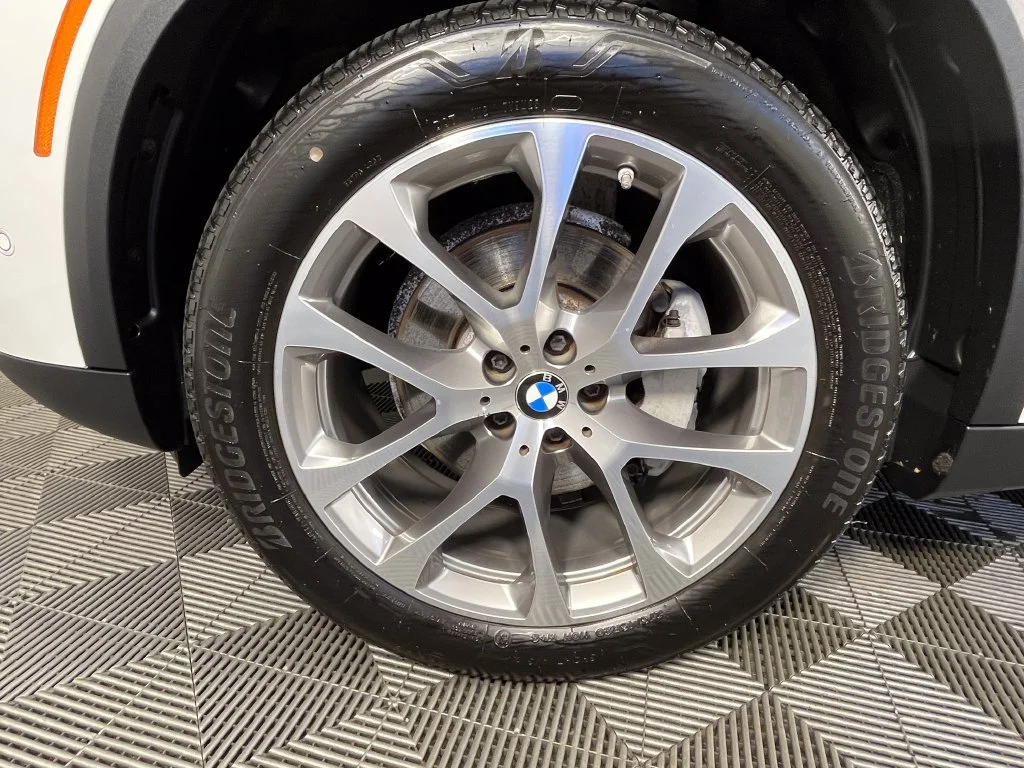 Used 2021 White Metallic BMW xDrive40i image 13