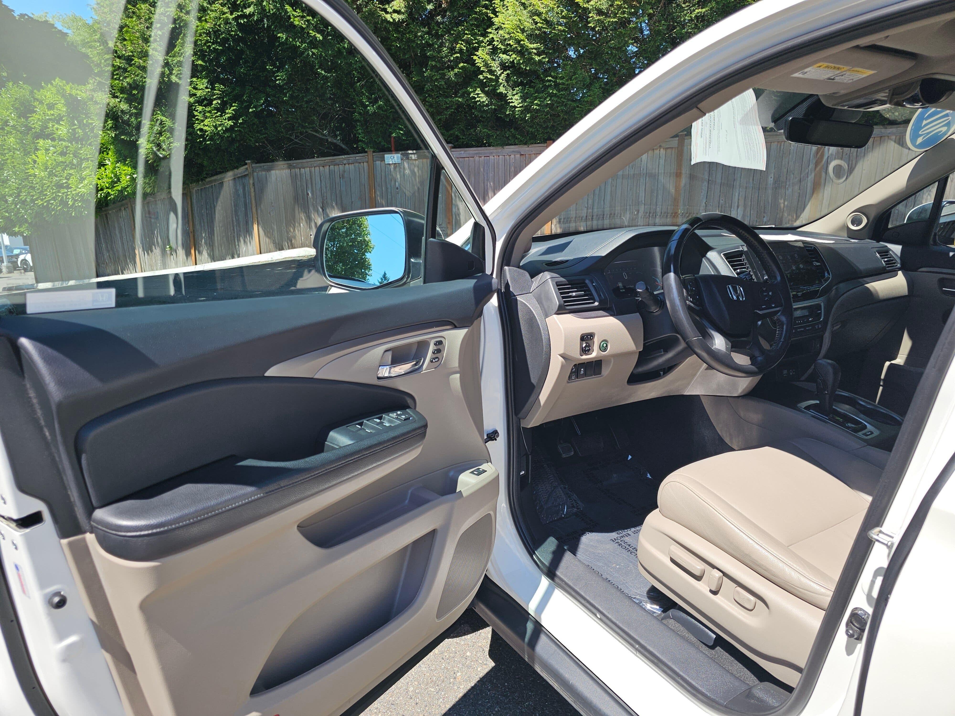 Used 2019 White Diamond Pearl Honda EX-L image 24
