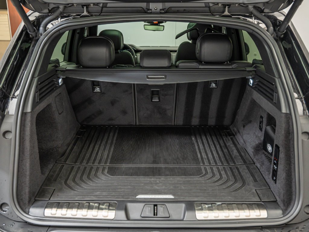 Used 2024 Black Land Rover Dynamic SE image 19