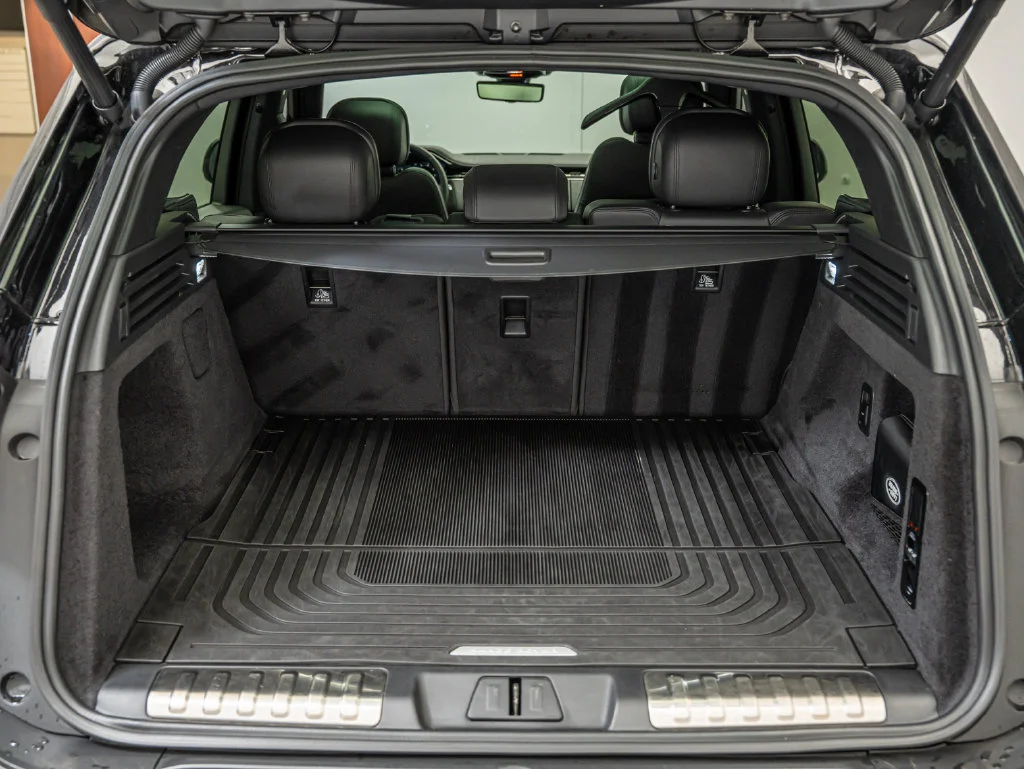 Used 2024 Black Land Rover Dynamic SE image 19
