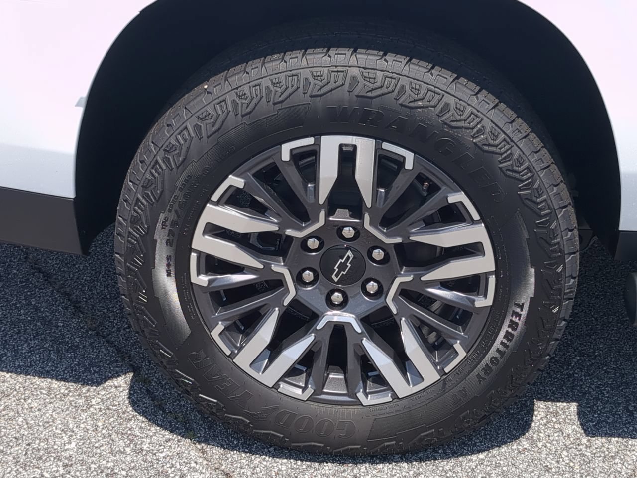 New 2026 Summit White Chevrolet Z71 image 10