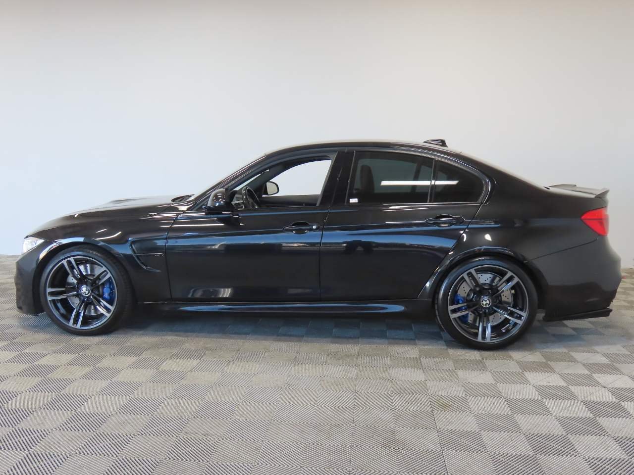 Used 2017 Black Sapphire Metallic BMW  image 5