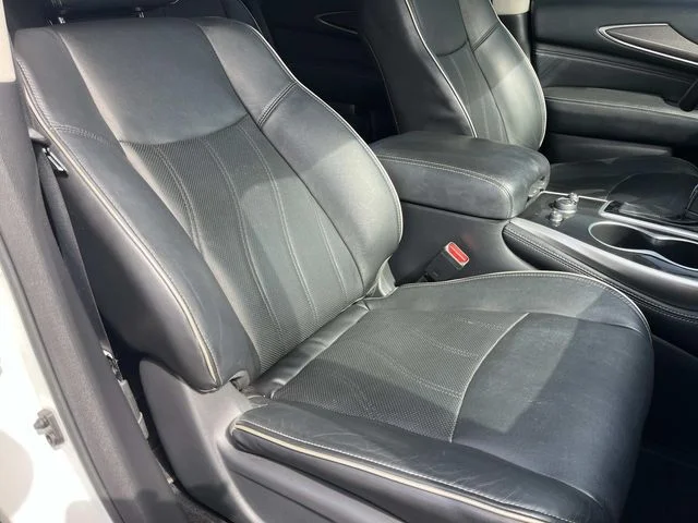 Used 2017 White INFINITI Base image 31