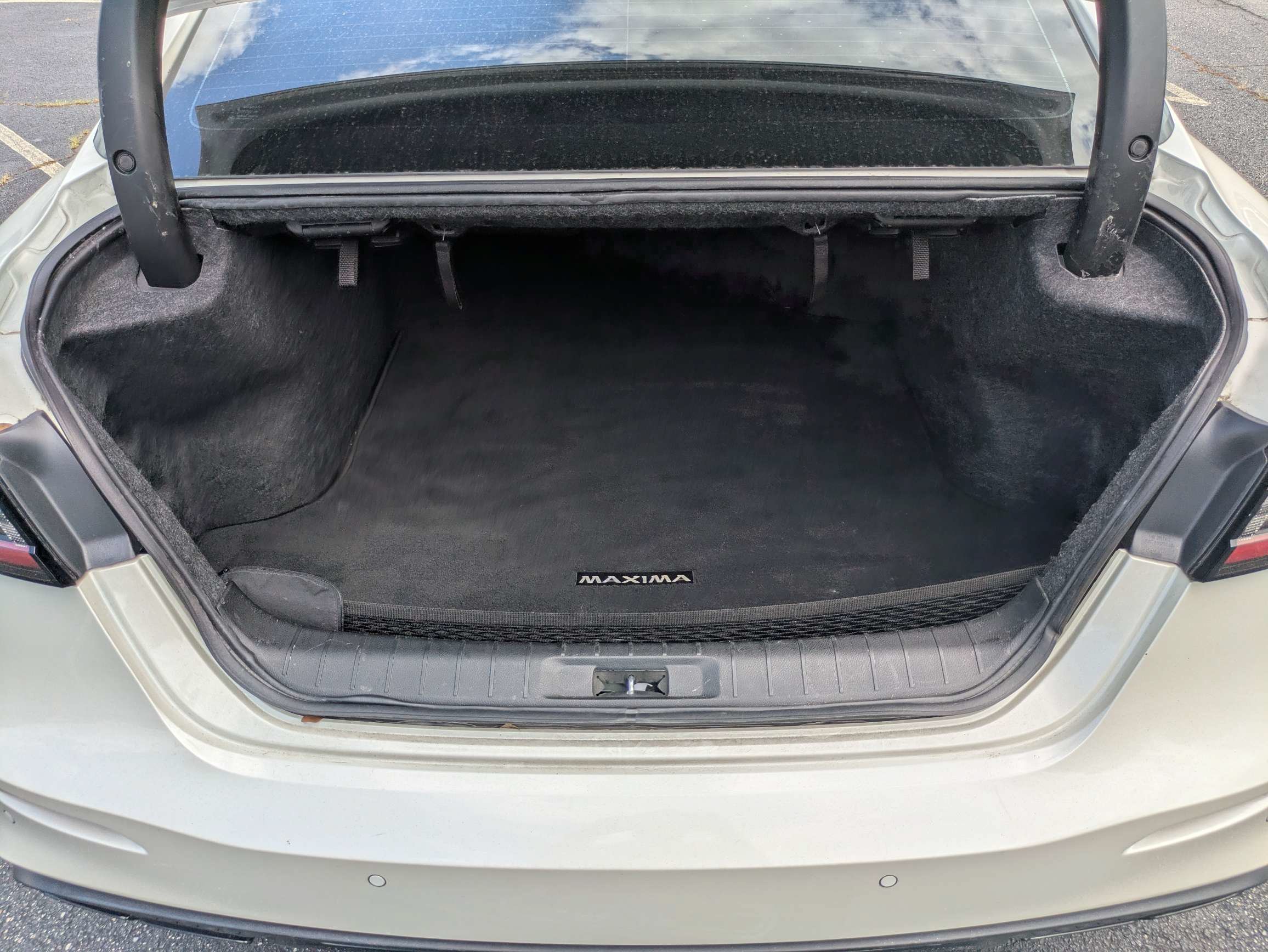 Used 2022 White Nissan SR image 9