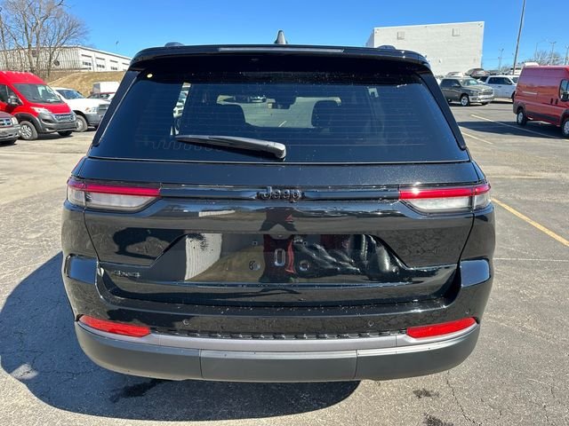 New 2026 Diamond Black Crystal Pearl-Coat Exterior Paint Jeep Laredo Altitude image 6