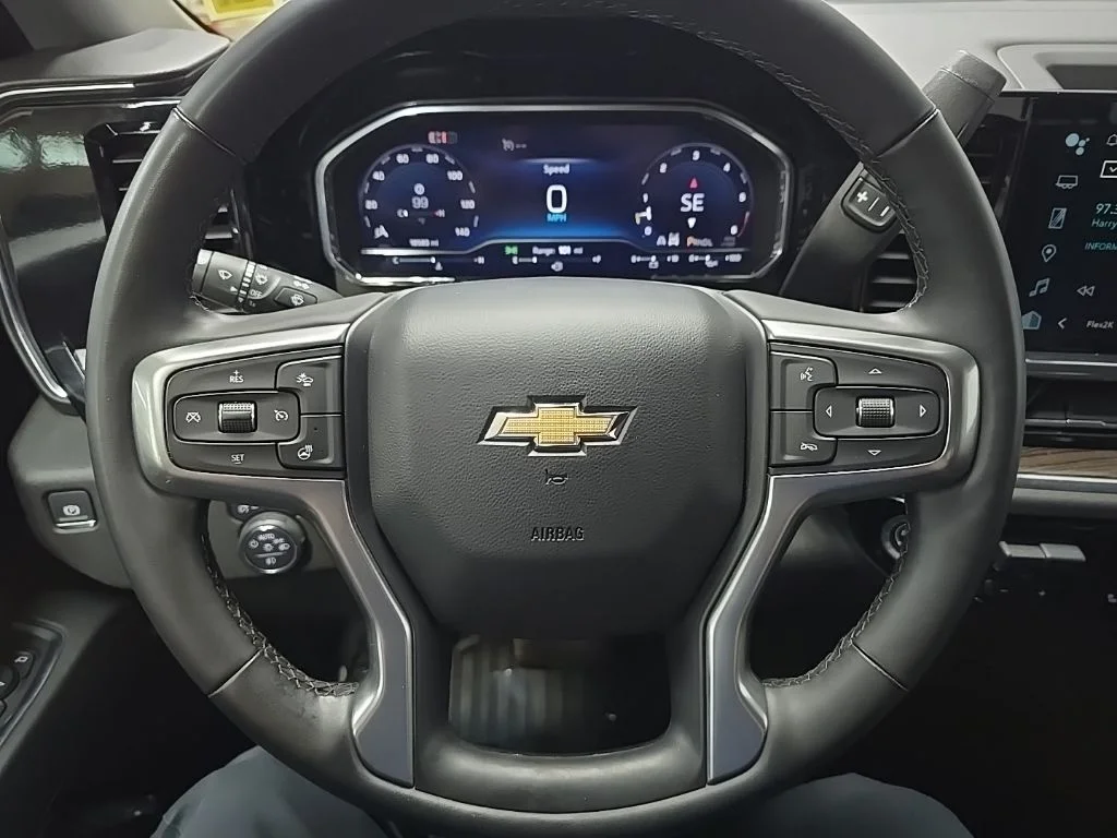Used 2025 White Chevrolet LT image 18
