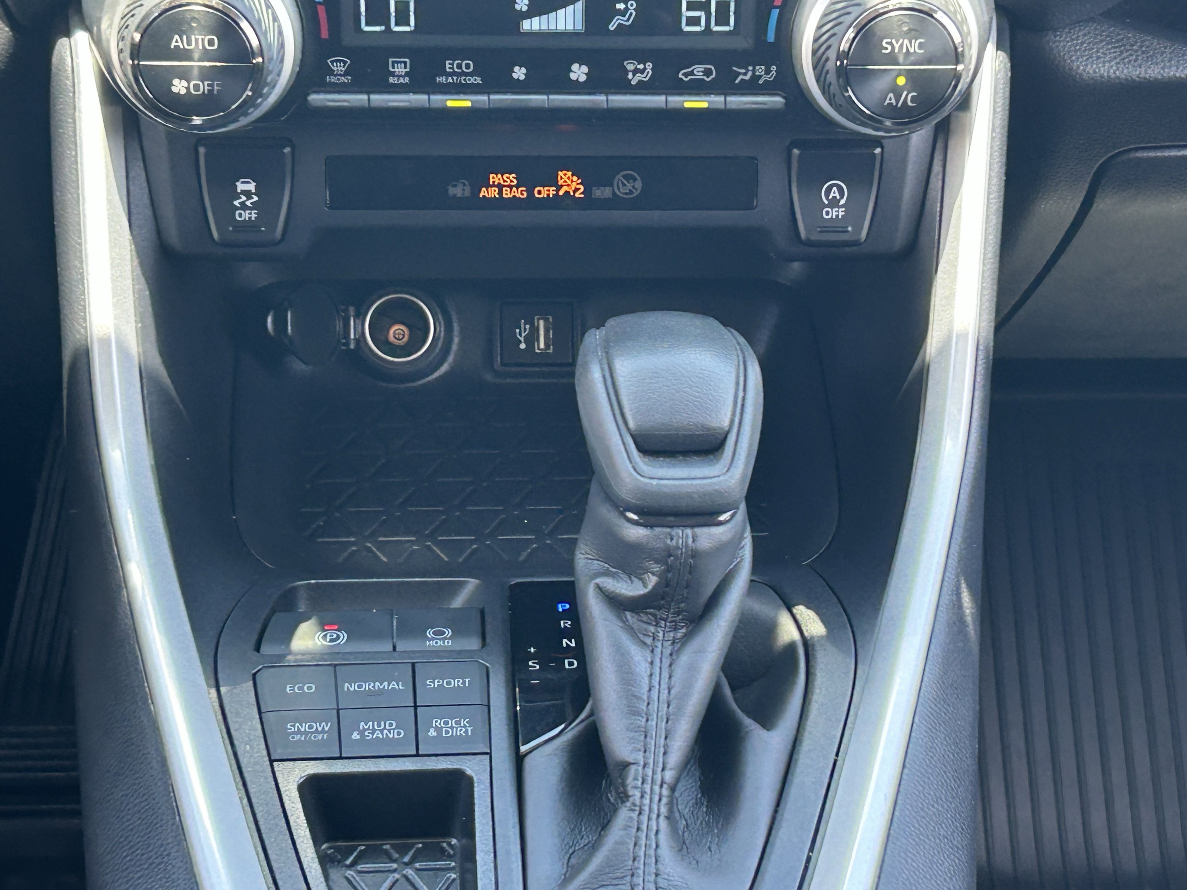 2025 Toyota RAV4 XLE - Photo 21