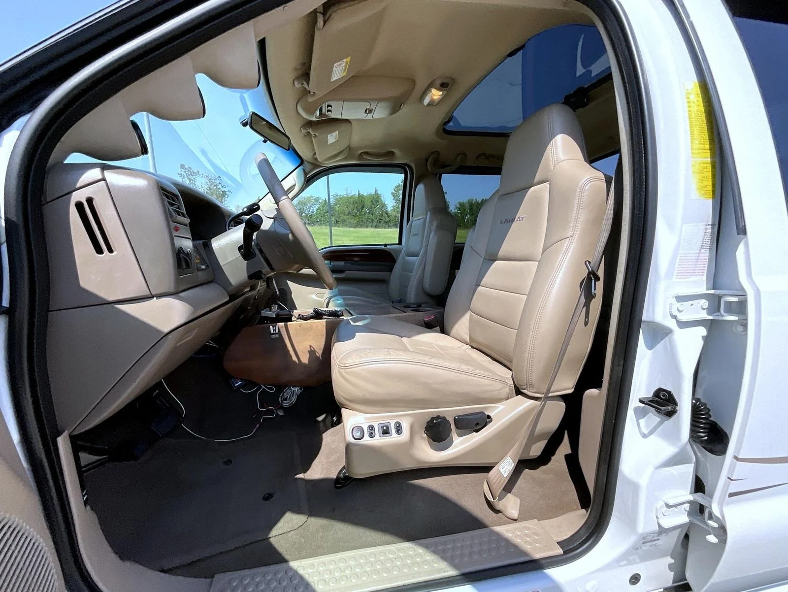 Used 2004 White Ford Lariat image 10