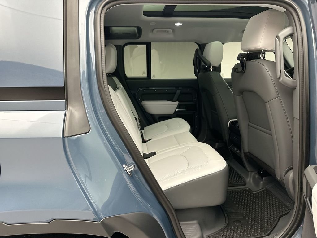 Used 2025 Tasman Blue Metallic Land Rover S image 6