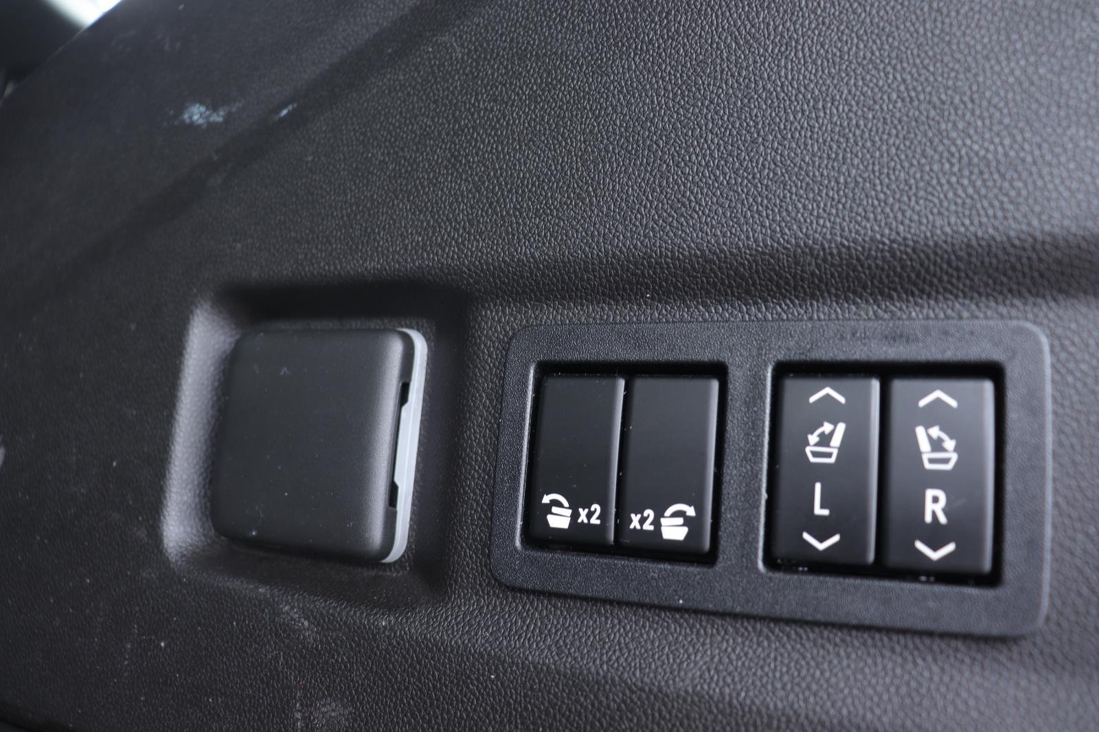 Used 2021 Iridescent Pearl Tricoat Chevrolet High Country image 18