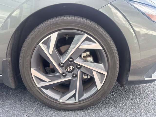 Used 2025 Gray Hyundai SEL Sport image 4