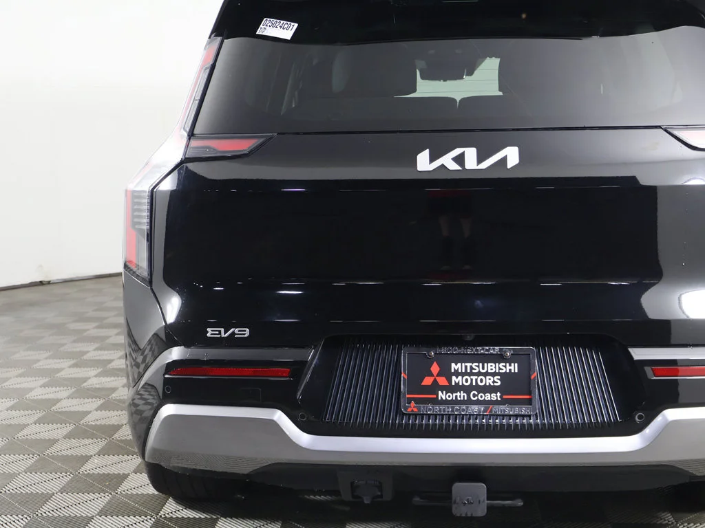 Used 2024 Black Kia Land image 19