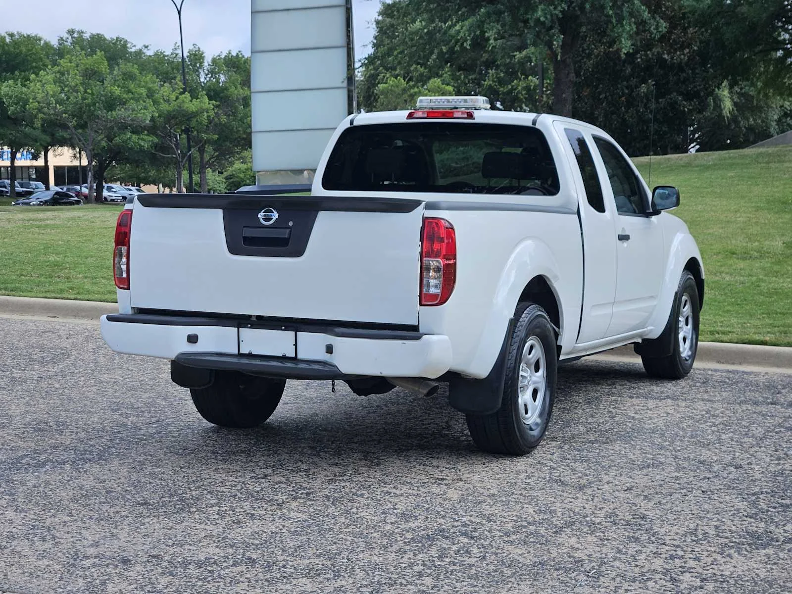 Used 2020 Glacier White Nissan S image 4