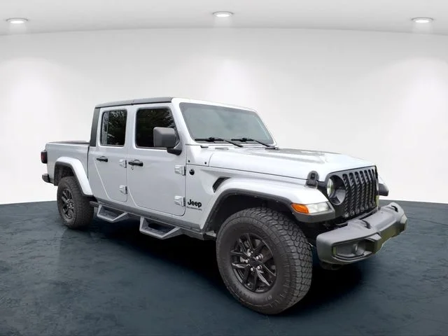 Used 2022 Silver Jeep Sport image 10